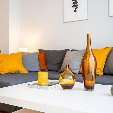 Lodging Apartments Monumumental Free Parking Barcelona Bagian luar foto