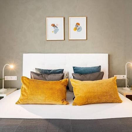 Lodging Apartments Monumumental Free Parking Barcelona Bagian luar foto