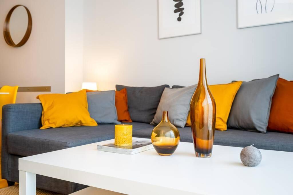 Lodging Apartments Monumumental Free Parking Barcelona Bagian luar foto