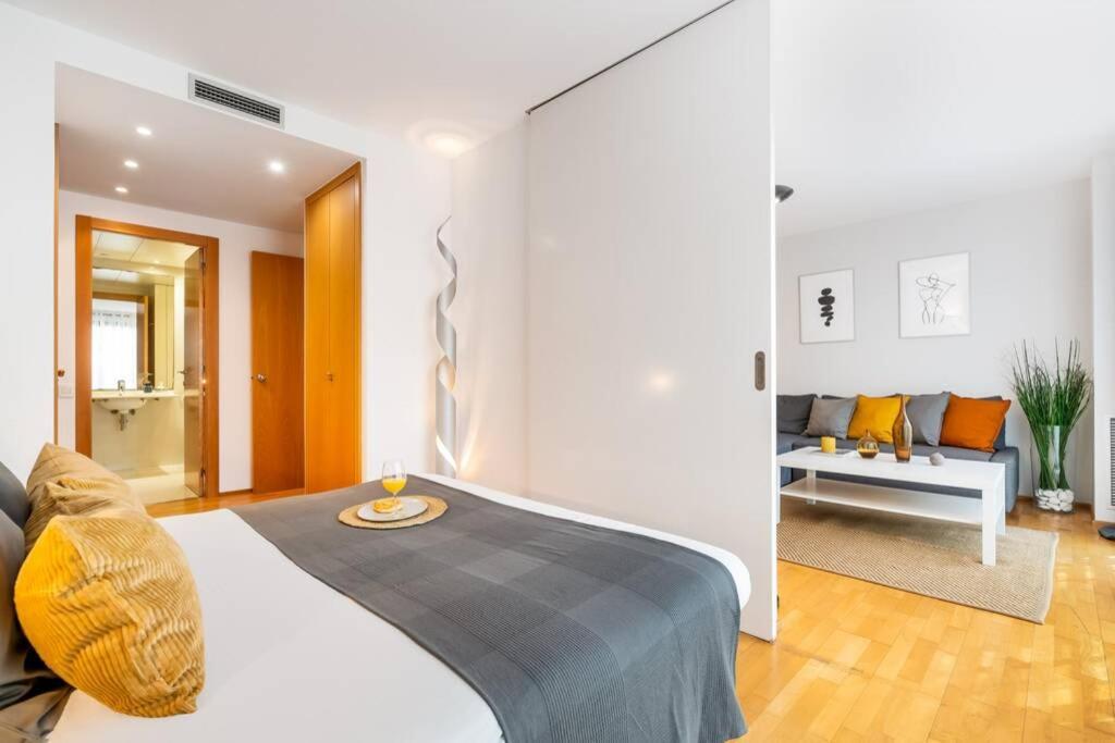 Lodging Apartments Monumumental Free Parking Barcelona Bagian luar foto