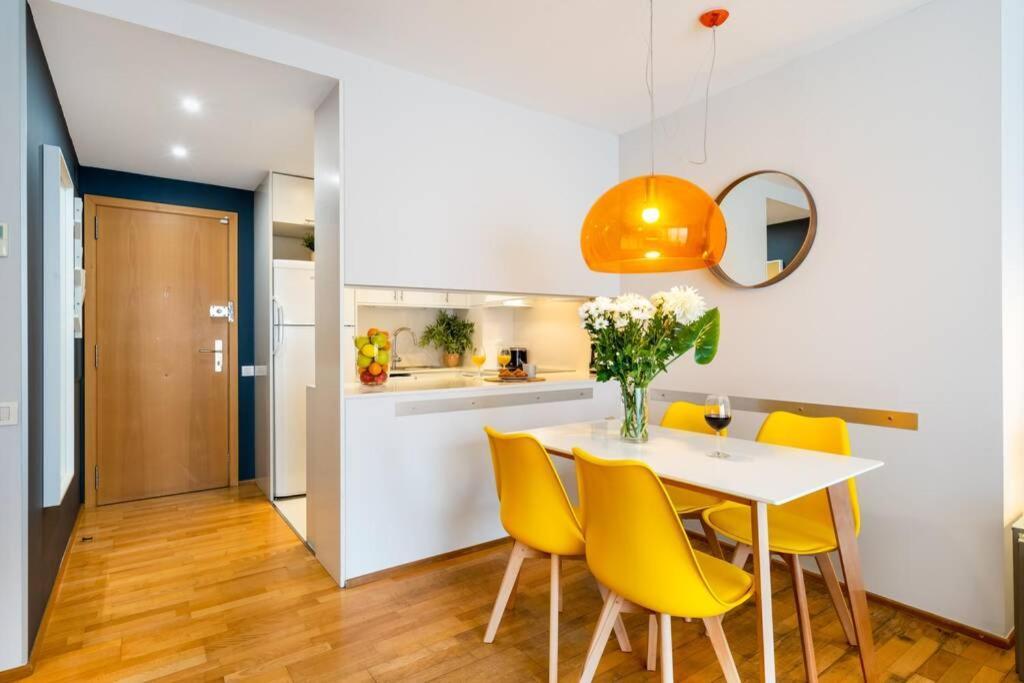 Lodging Apartments Monumumental Free Parking Barcelona Bagian luar foto