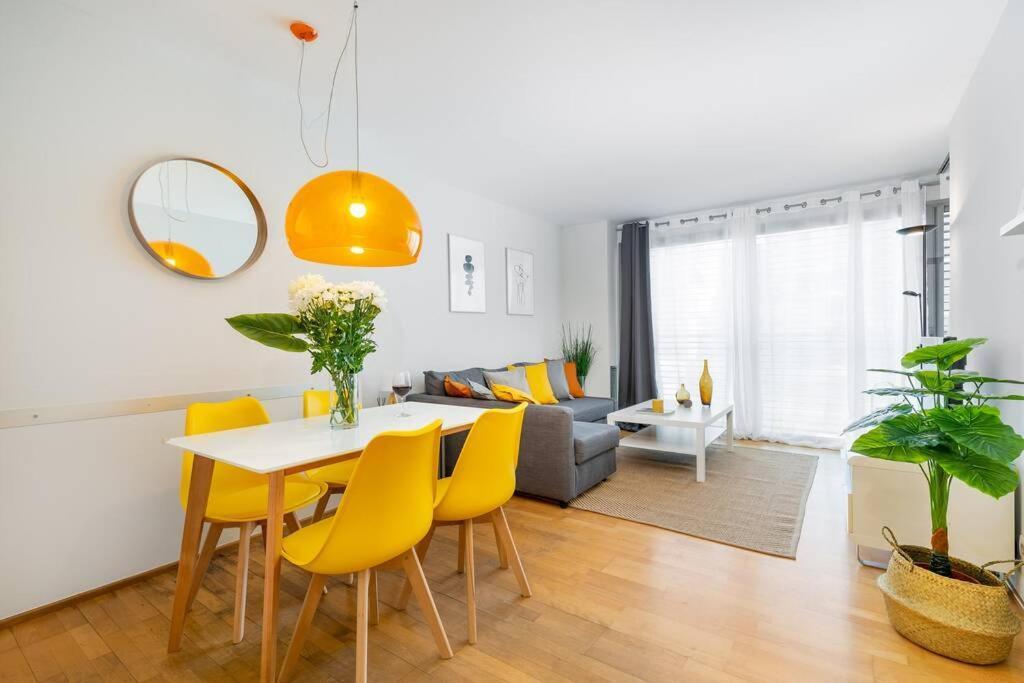 Lodging Apartments Monumumental Free Parking Barcelona Bagian luar foto