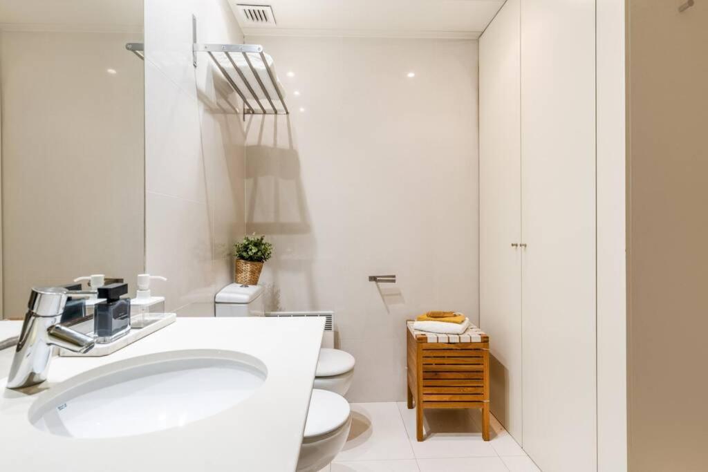 Lodging Apartments Monumumental Free Parking Barcelona Bagian luar foto