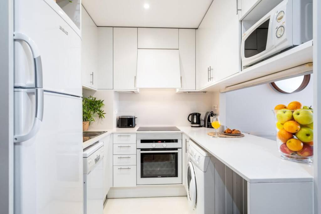 Lodging Apartments Monumumental Free Parking Barcelona Bagian luar foto