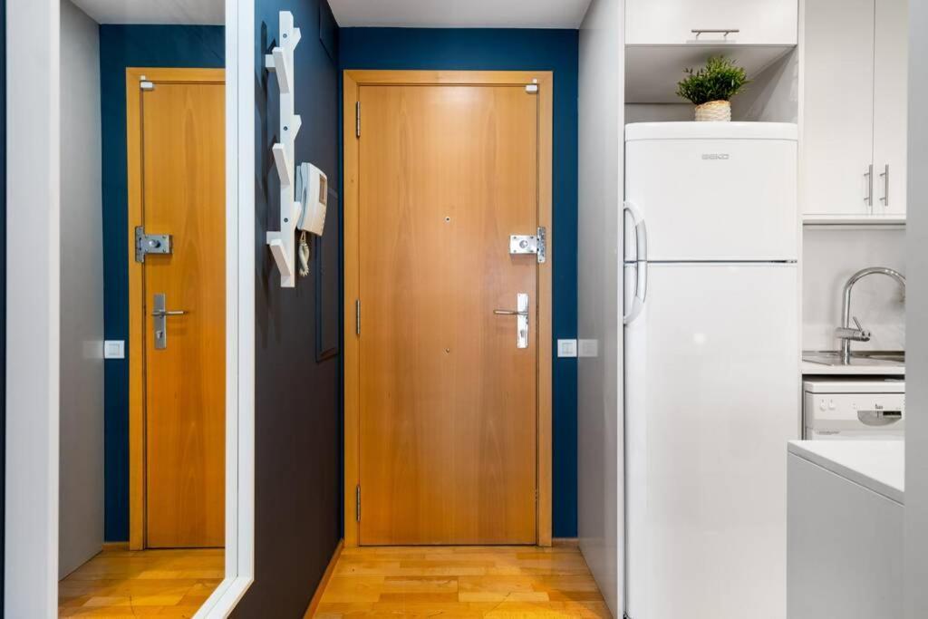 Lodging Apartments Monumumental Free Parking Barcelona Bagian luar foto
