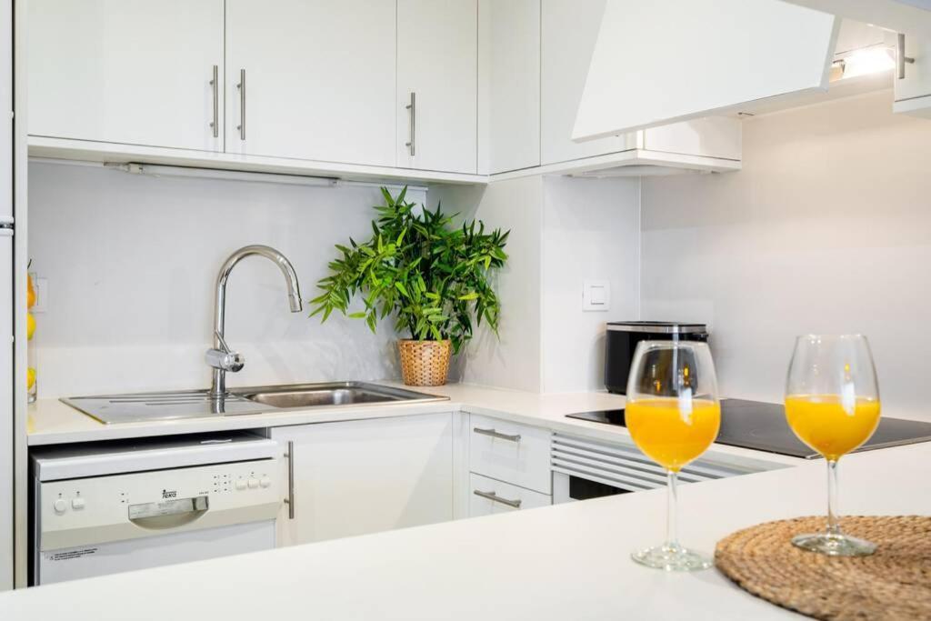 Lodging Apartments Monumumental Free Parking Barcelona Bagian luar foto