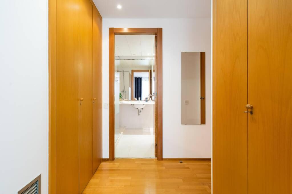Lodging Apartments Monumumental Free Parking Barcelona Bagian luar foto