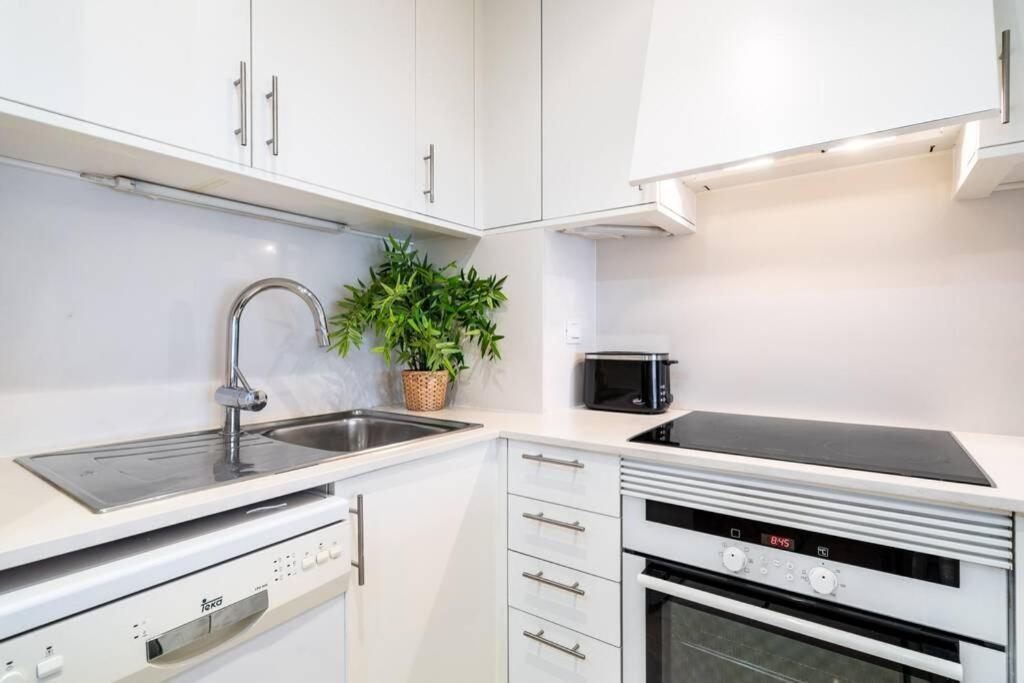 Lodging Apartments Monumumental Free Parking Barcelona Bagian luar foto
