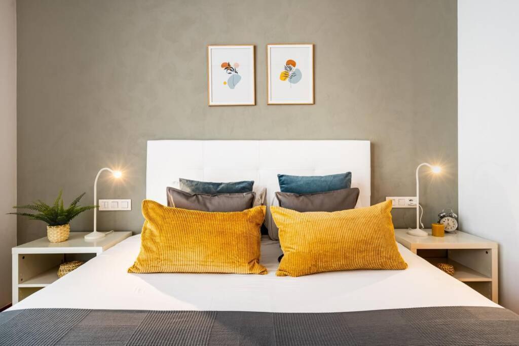 Lodging Apartments Monumumental Free Parking Barcelona Bagian luar foto