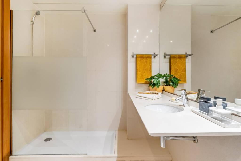 Lodging Apartments Monumumental Free Parking Barcelona Bagian luar foto