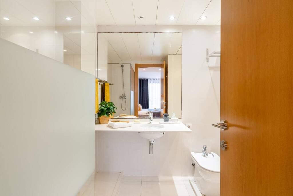 Lodging Apartments Monumumental Free Parking Barcelona Bagian luar foto